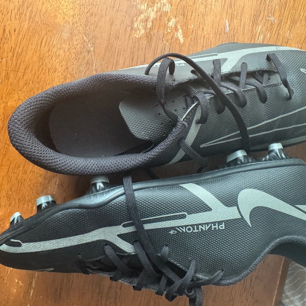 Nike Phantom Black Athletic Shoes used size 6 youth
